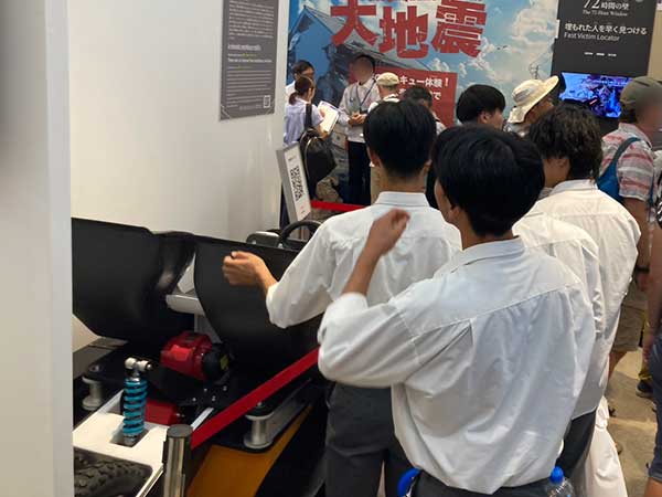 展示に集まる来場者